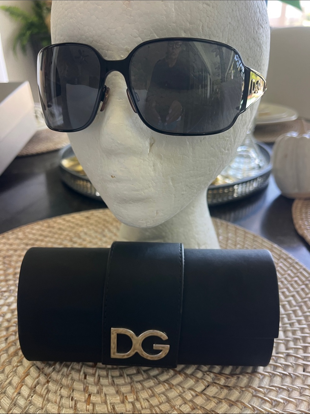 EUC Dolce & Gabbana 6005 black sunglasses w/ dark gradient lenses & case